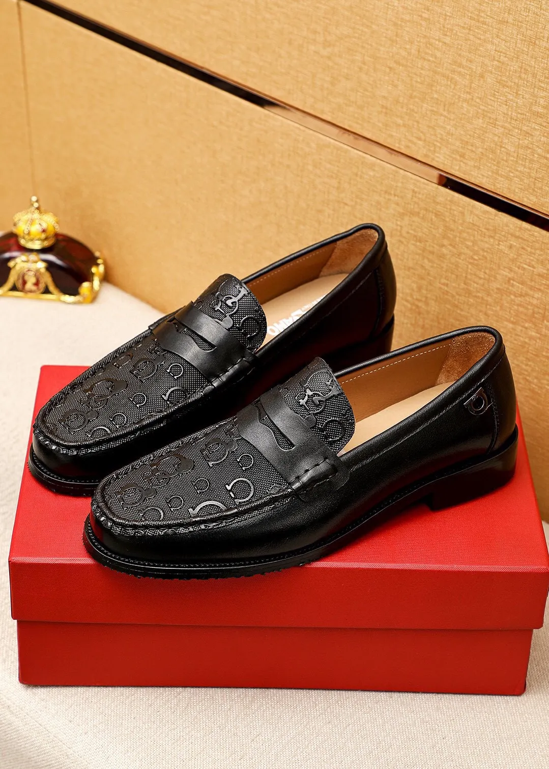 Men's shoes 💰462 💐 Product trademark: Ferragamo "Ferragamo" casual leather shoes Regular size: 38-44 (45.46🉑️customized) Product materials: Selected imported first-layer calfskin embossed upper, imported water-dyed cowhide leather lining. Strong three-dimensional visual effect, combined outsole Color: 1⃣️color optional